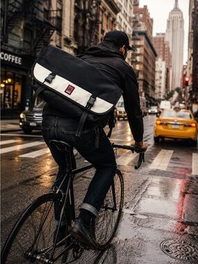 Chrome Industries Classic Messenger Bag Black White Seatbelt Buckle Bike Courier